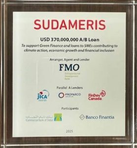 Placa mostra operação Sudameris: empréstimo A/B de USD 370M para financiamento verde e PMEs, liderado pela FMO.