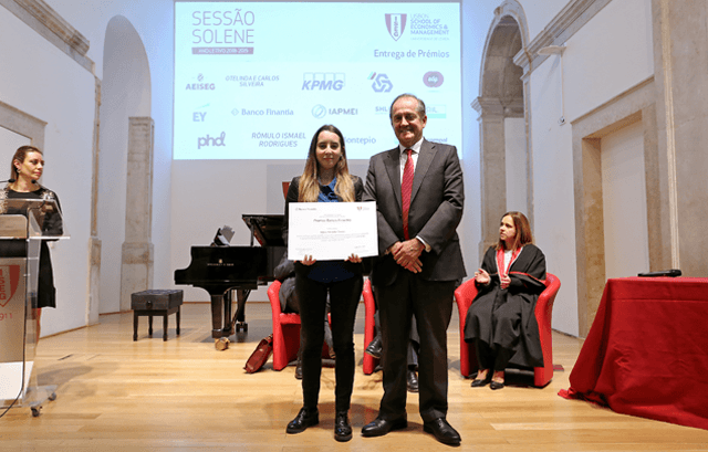 Mr. António Guerreiro presenting the Award for Best Student in the Master's Degree in International Economics and European Studies, in 2018